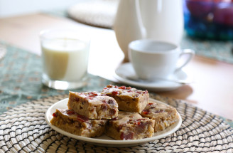 Maškrtíme zdravo: Špaldovo-jablkový koláč s hrozienkami a brusnicami