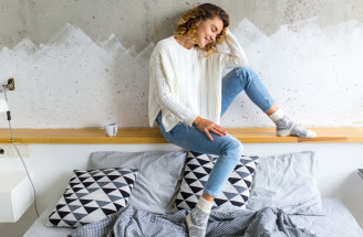 Biely sveter v šatníku: Na zimu must-have kúsok, ktorý sa dá ľahko kombinovať