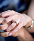 Umenie lásky: Ako ručne vyrábané zásnubné prstene oslavujú jedinečnosť vášho vzťahu