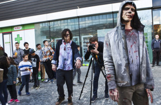 Líčenie v štýle „zombie“ na bratislavskej pláži