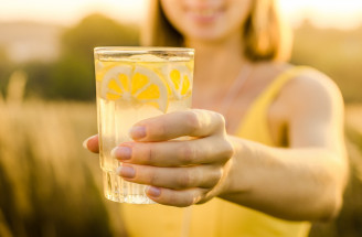 Ako vplýva na naše zdravie voda s citrónom? Ozaj vďaka nej schudneme?