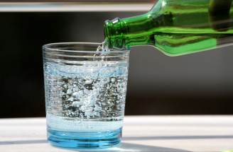 Aj ty ju piješ namiesto vody? Zisti, či je perlivá voda zdravá!