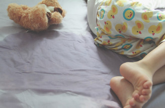Nočné pomočovanie u detí: Zatoč s ním s týmito radami
