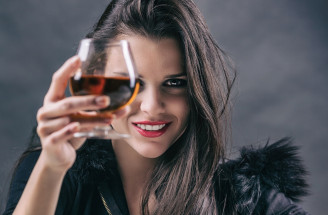 Dámy, alkohol nám pre tieto závažné dôvody neprospieva!