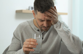 Pociťuješ poalkoholové stavy, no alkohol si nepila? Vieme, čo môže byť za tým