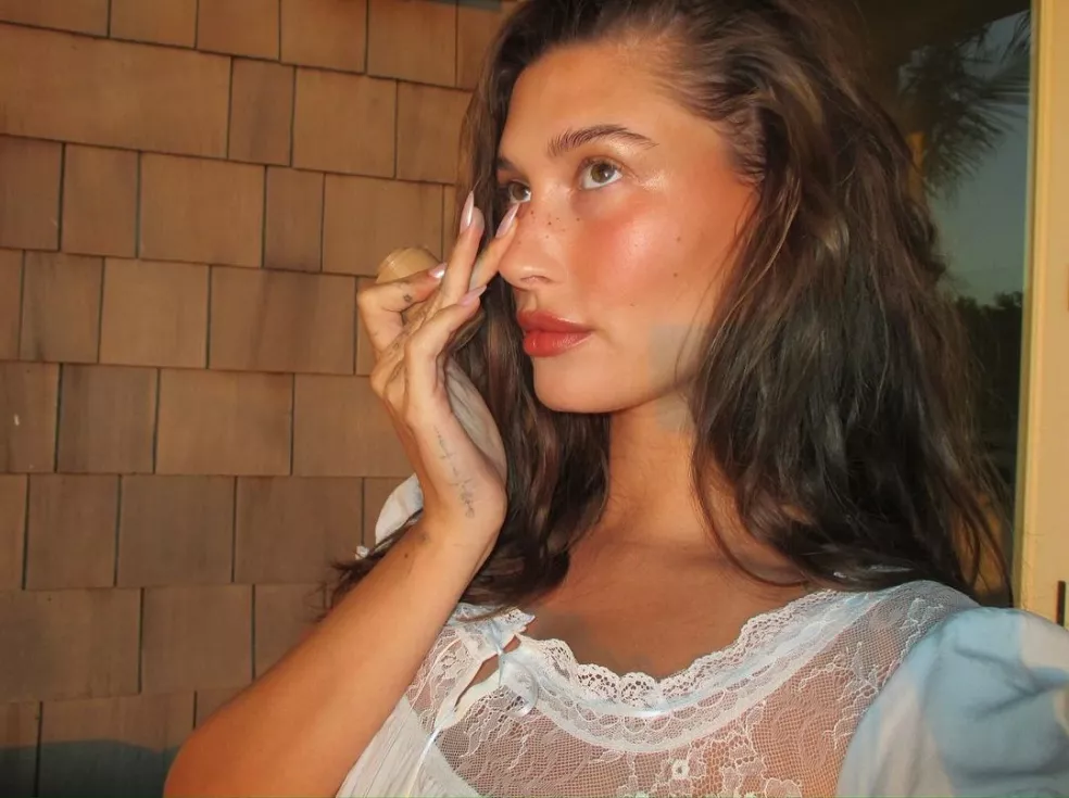 Hailey Bieber make- up