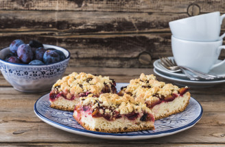 Recept na slivkový koláč s mrveničkou: Ako od babičky!