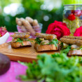 RECEPT: Grilované klobásky na avokádovom toaste