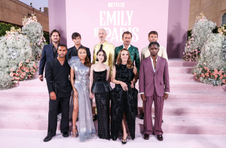 Ako to vyzeralo na premiére 4. série Emily in Paris? Armani Privé, Schiaparelli Couture a viac!