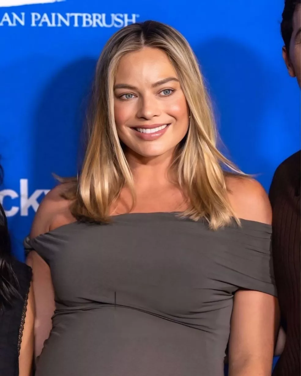 Margot Robbie na premiére filmu My Old Ass v LA