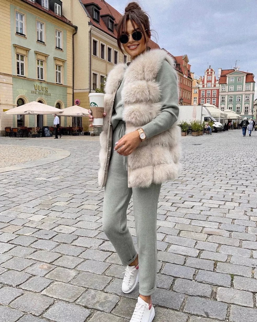 kožušinová vesta s jednofarebným outfitom