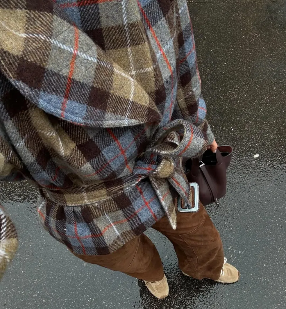 Krátky kockovaný kabát - módne trendy
