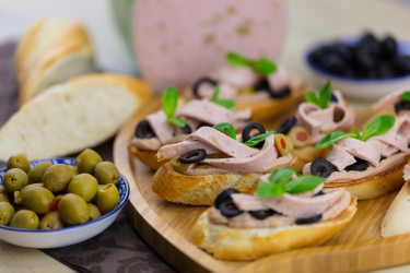 RECEPT: Bruschetta s olivovou nátierkou, šunkou a olivami