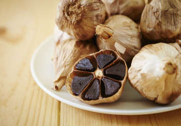 Vedela si, že existuje čierny cesnak? Zisti, prečo si ho dopriať každý deň!