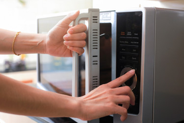 Paradajka v mikrovlnke? Tento 30-sekundový trik musíš vyskúšať!
