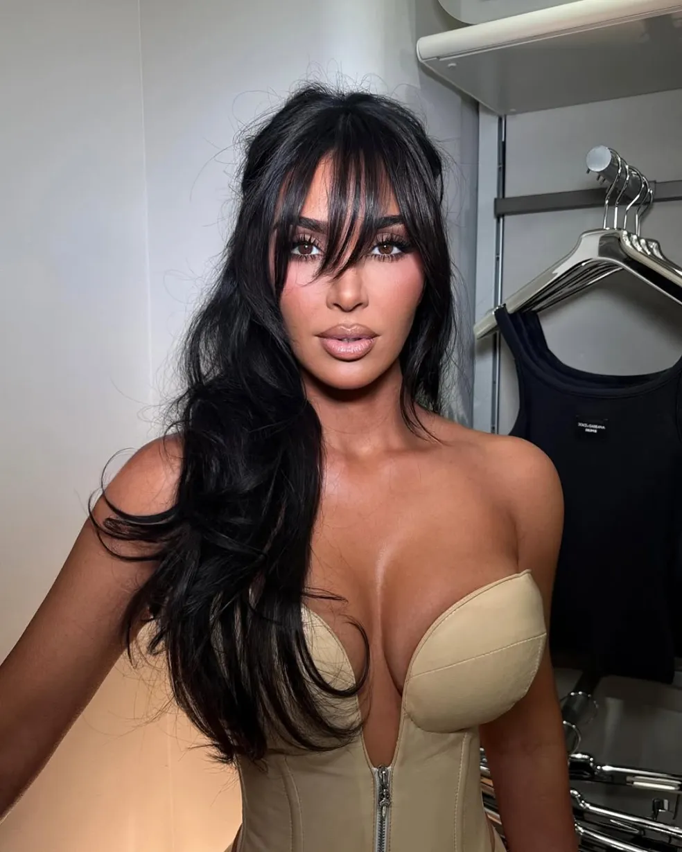 Full bangs účes