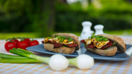 RECEPT: Grilovaný syrový sendvič s klobáskou a jarnou cibuľkou