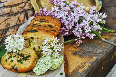 Recept: Domáci chlebík s medvedím cesnakom  a bylinkovým maslom