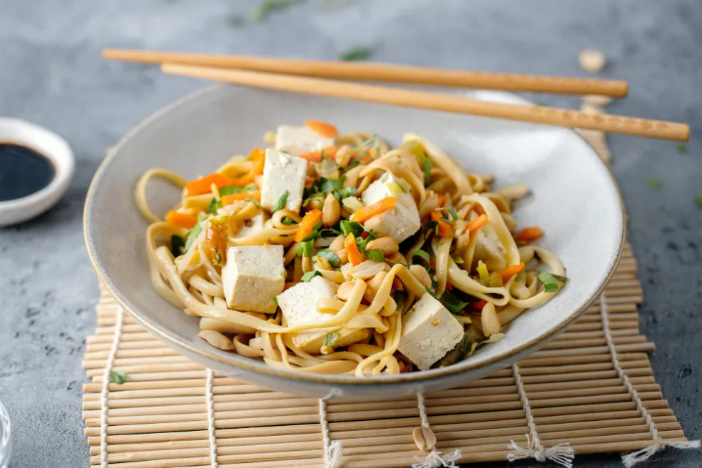 Zeleninové udon rezance s tofu a arašidovým maslom
