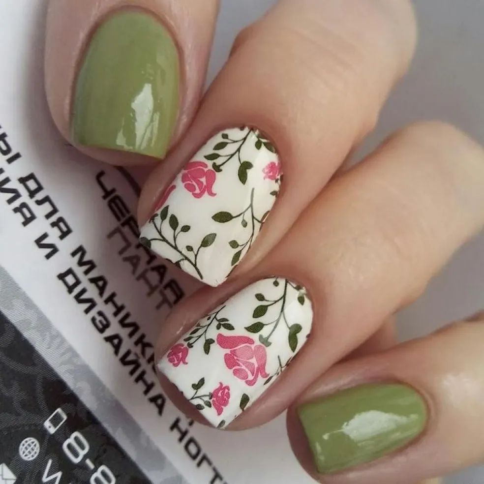 nail art s motívom ruží