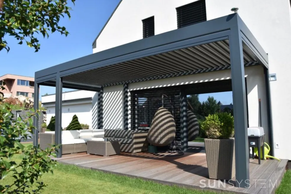Sofistikovaná bioklimatická pergola s naklápacími lamelami