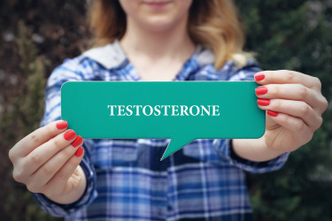 Testosterón v tele ženy: Tieto signály jeho nadbytku neignoruj!