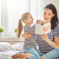 Najkrajšie vyznania pre mamu: Inšpirácie na SMS, blahoželania aj verše ku Dňu matiek!