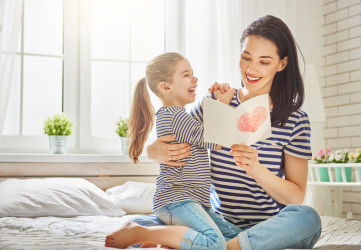Najkrajšie vyznania pre mamu: Inšpirácie na SMS, blahoželania aj verše ku Dňu matiek!