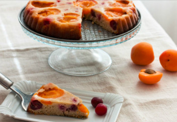 Recept: Marhuľovo-višňový obrátený koláč bez lepku a laktózy