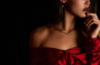 Ako vytvoriť dokonalý beauty look na párty s kasínovou tematikou