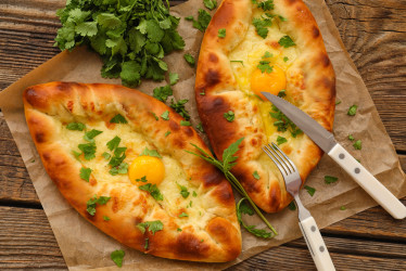 Recept na chačapuri: Nauč sa pripraviť syrovú lodičku z Gruzínska krok za krokom