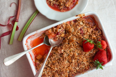 Rebarborovo-jahodový crumble bez lepku: Rýchly letný dezert