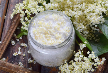 Čo s nazbieranou bazou? Skús netradičný recept na bazový cukor!