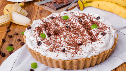 Nepečený banánovo-karamelový zákusok známy ako banoffee pie