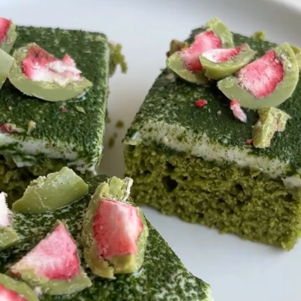 Matcha koláč s jahodami