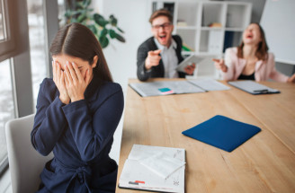 Šikana na pracovisku: Typy, príznaky a kroky, ktoré môžete podniknúť
