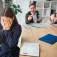Šikana na pracovisku: Typy, príznaky a kroky, ktoré môžete podniknúť