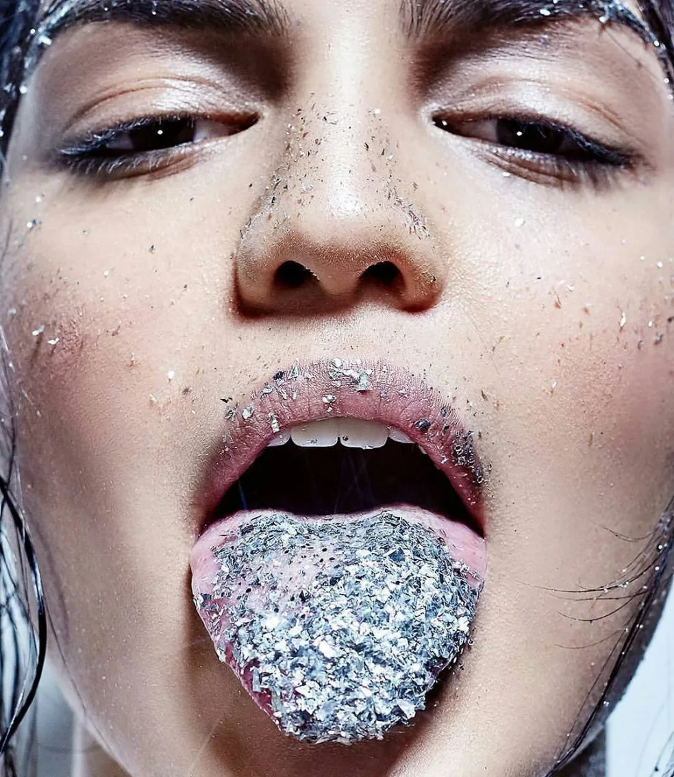 Trblietavý make-up