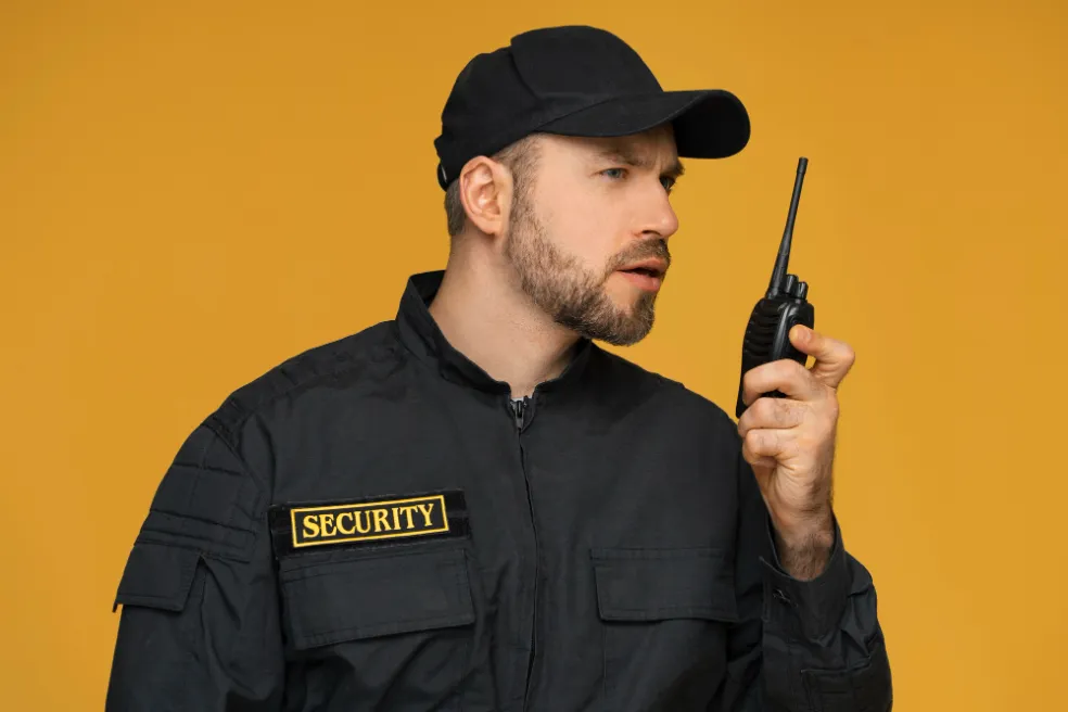 muž v uniforme
