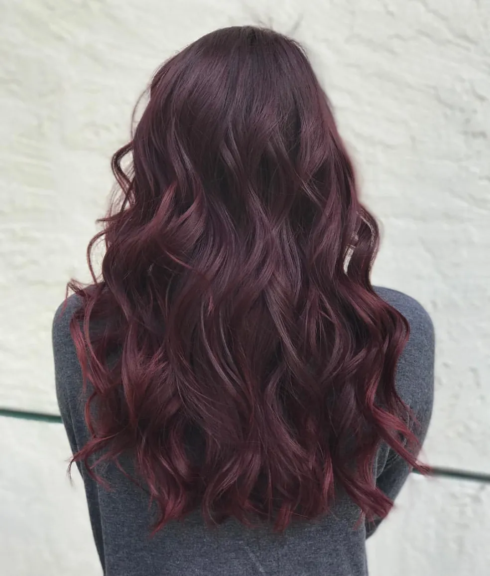 tmavé burgundy vlasy