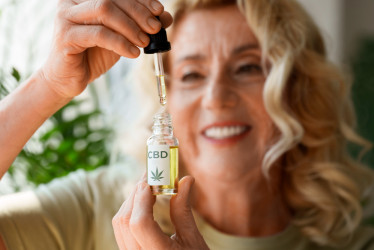 Pleť v rovnováhe: Ako CBD pomáha ženám žiariť