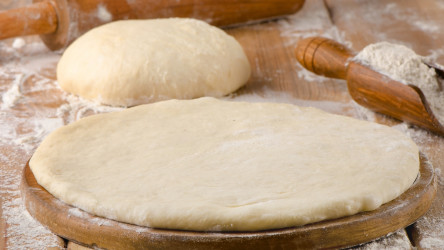 Univerzálne cesto na pizzu i žemle: Len zo 4 surovín!