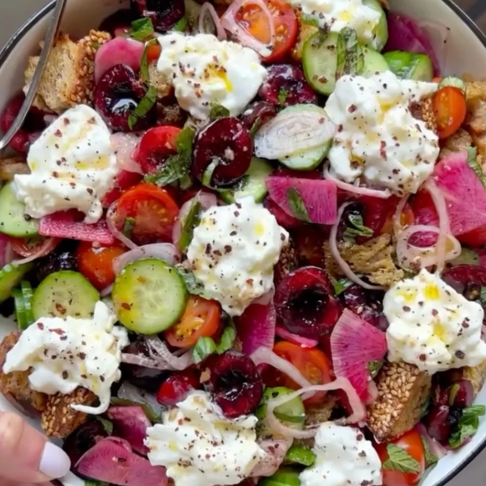 Panzanella s čerešňami a burratou