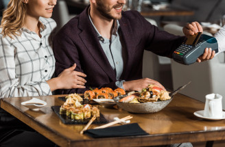 Kto platí večeru v roku 2025? Galantnosť, nezávislosť alebo férový deal?