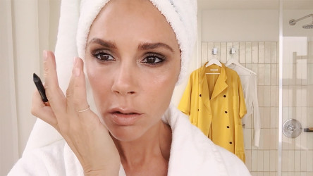 Victoria Beckham zvláda večerný mejkap za 5 minút: Tu je dôkaz!