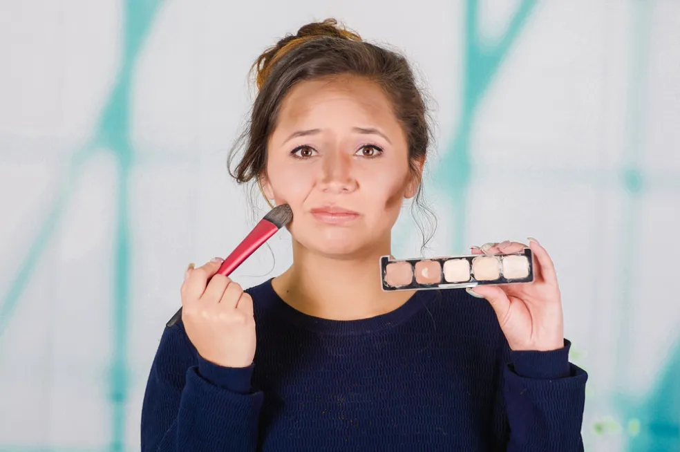  Zle rozotretý make-up