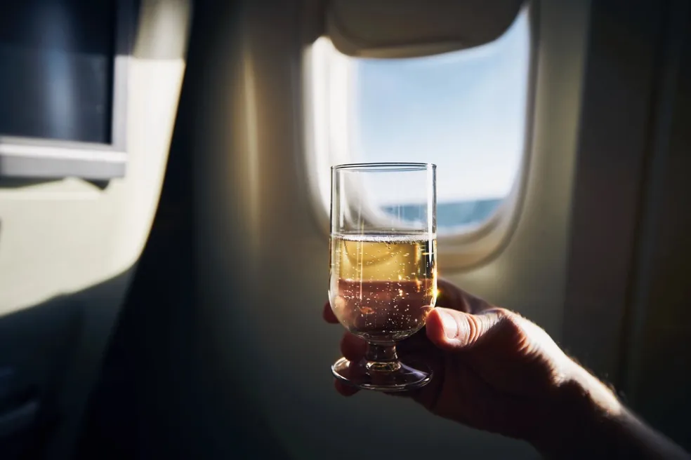 alkohol pri ceste lietadom