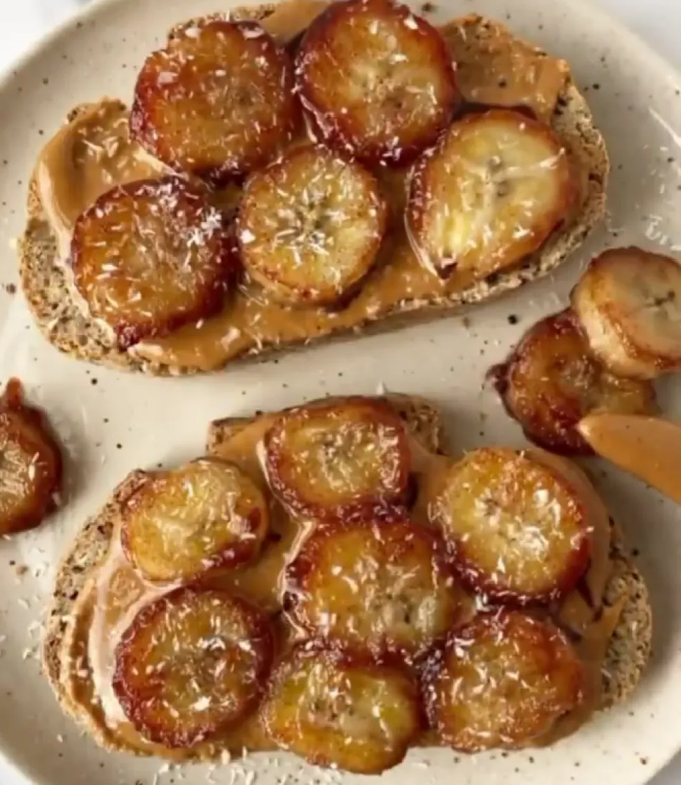 Príprava toastu s karamelizovaným banánom