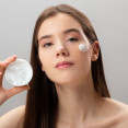 Pleťový krém na suchú pleť – aké by mal mať vlastnosti a zloženie?