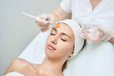 Chemický peeling – ktoré problémy s pleťou zmierni alebo odstráni?